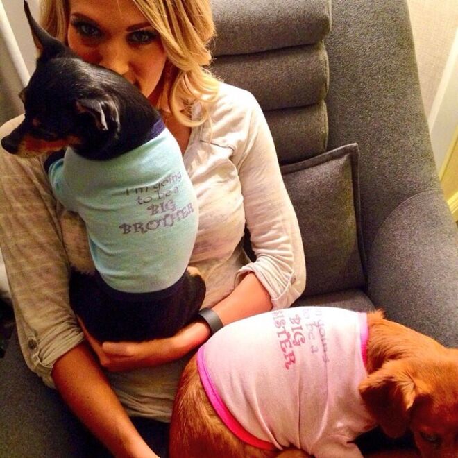 Carrie Underwood e Mike Fisher | A cantora anunciou que estava grávida através de uma foto onde aparecem os dois cães com T-shirts que dizem: “Vou ser irmão mais velho” e “Vou ser irmã mais velha”. Isaiah Michael Fisher nasceu a 27 de fevereiro de 2015. 