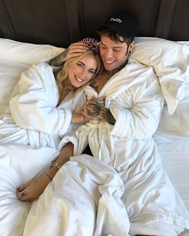 Chiara Ferragni e Fedez | A blogger e influencer está grávida do primeiro filho. O anúncio foi feito no Instagram. Na foto, Chiara e Fedez estão deitados, de roupão branco, com a descrição: “Olá pessoas… Vamos ser pais em breve. Estou grávida de 5 meses e mal podemos esperar para conhecer o nosso bebé. Life is beautiful.” 