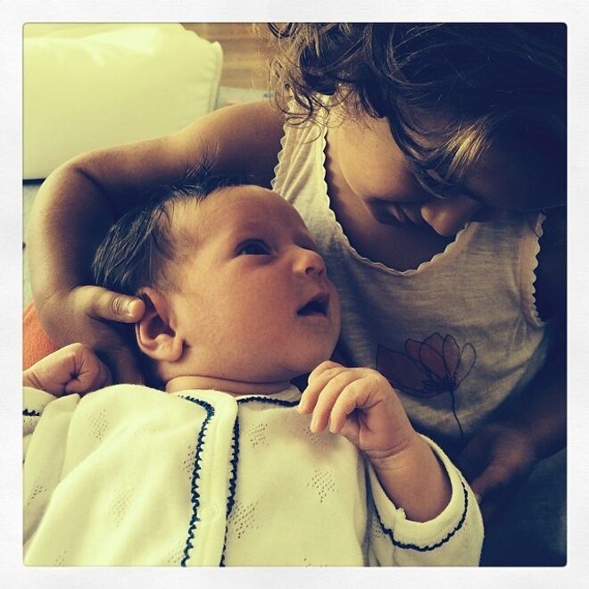 Emma Heming-Willis e Bruce Willis | Para anunciar o nascimento de Evelyn Penn, o casal partilhou esta foto onde também está a filha mais velha, Mabel Ray. “O início de uma bonita amizade”, escreveu Emma na descrição.