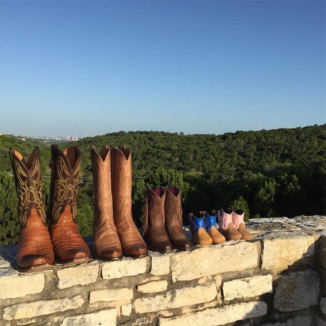 Jensen Ackles e Danneel Ackles | A 10 de agosto de 2016, Jensen Ackles anunciou que ia ser pai de gémeos, uma menina e um menino. Na foto, aparecem cinco pares de botas, duas em tamanho pequeno e coloridas. Na descrição pode ler-se: “A acrescentar mais alguns pares de botas a esta família no final deste ano.” O casal já era pai de Justice Jay Ackles, nascida em 2013, e deu as boas-vindas a Arrow Rhodes Ackles e Zeppelin Bram Ackles, em dezembro de 2016. 