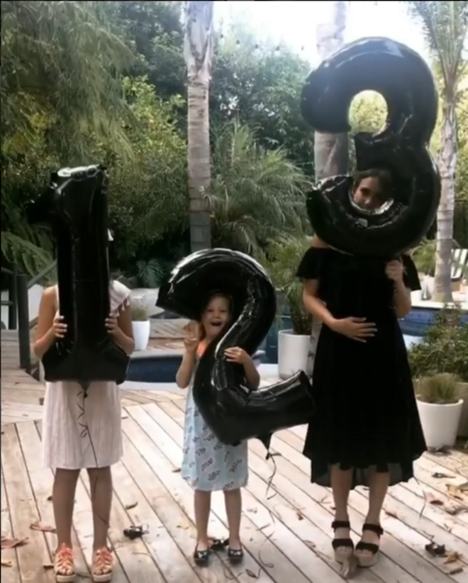 Jessica Alba e Cash Warren | A atriz e fundadora da The Honest Company anunciou que estava grávida do terceiro filho, através de um GIF partilhado no Instagram. Na imagem vemos as duas filhas, Honor e Haven, que seguram balões com os números 1 e 2, respetivamente, e Jessica Alba segura o número 3. 