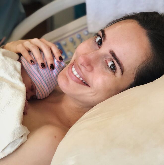 Louise Roe e Mackenzie Hunkin | Louise e Mackenzie apresentaram a bebé a 14 de janeiro. “Os últimos dias têm sido um turbilhão de mudanças e os melhores da minha vida. Damos as boas-vindas à nossa filha Honor Florence Crosby Hunkin, nascida a 11 de janeiro. Estamos ambas bem e a desfrutar de nos conhecermos uma à outra”, escreveu Louise. É a primeira filha de ambos, casados desde 2016. 