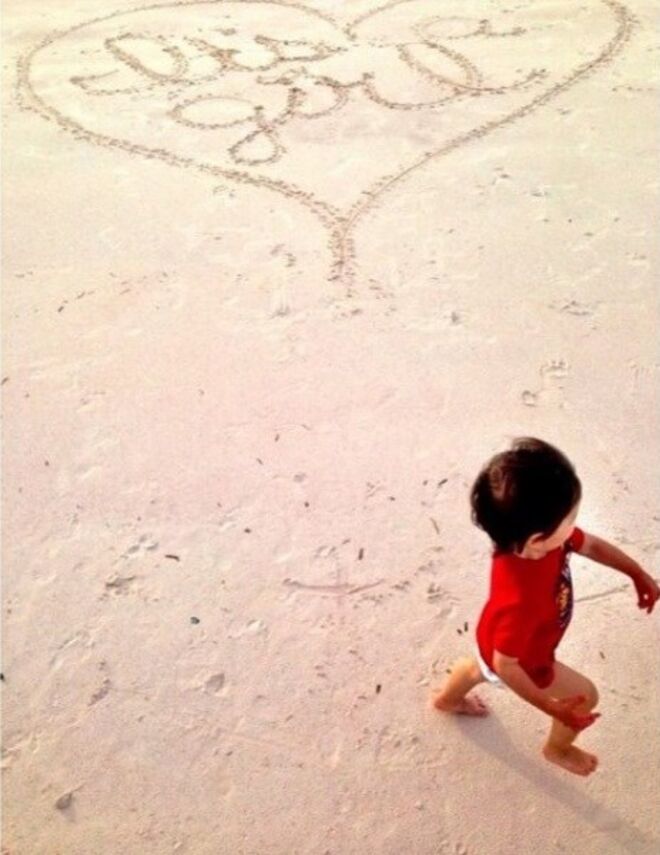 Vanessa Lachey e Nick Lachey | Nick Lachey anunciou a segunda gravidez da mulher, em 2014, com uma foto do filho na praia e na areia um coração desenhado com a frase: “É uma menina.” O casal tem, atualmente, três filhos.