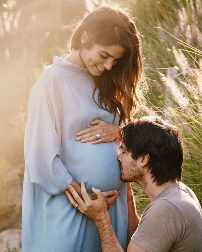 Nikki Reed e Ian Somerhalder | O casal anunciou a gravidez a 4 de maio de 2017, através do Instagram, com a descrição: “Olá pequenino. Eu conheço-te mas só porque te sinto. Como é possível já amar tanto alguém? Tudo o que sei é que é o sentimento mais forte que já senti. Temos partilhado este corpo já há algum tempo e já experienciámos tanto juntos. Mal podemos esperar para te conhecer… Com amor, os teus pais.” Bodhi Soleil Reed Somerhalder nasceu a 25 de julho de 2017. 