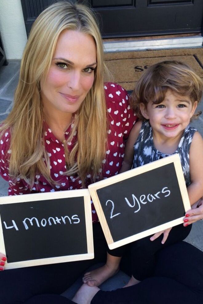 Molly Sims e Scott Stuber | “Nem consigo começar a explicar o quão estou entusiasmada com o novo bebé… Somos tão, tão, tão abençoados como família, e estou sem palavras com o facto de termos a oportunidade de trazer um segundo embrulho de alegria ao mundo. Como mãe pela primeira vez do Brooks, o mundo inteiro da maternidade abriu-se para mim com 1001 questões. Mal posso esperar para ver como vai ser a vida enquanto mãe de uma criança pequena e de um recém-nascido, e mal posso esperar para ver o Brooks como irmão mais velho para o bebé número 2!”, diz Molly Sims, no anúncio da segunda gravidez, onde aparece ao lado do filho mais velho. 