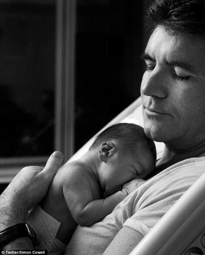 Lauren Silverman e Simon Cowell | Eric Cowell nasceu a 14 de fevereiro de 2014. Simon partilhou algumas fotos do bebé no Twitter, onde escreveu: “Eu nunca soube quanto amor e orgulho iria sentir.” 