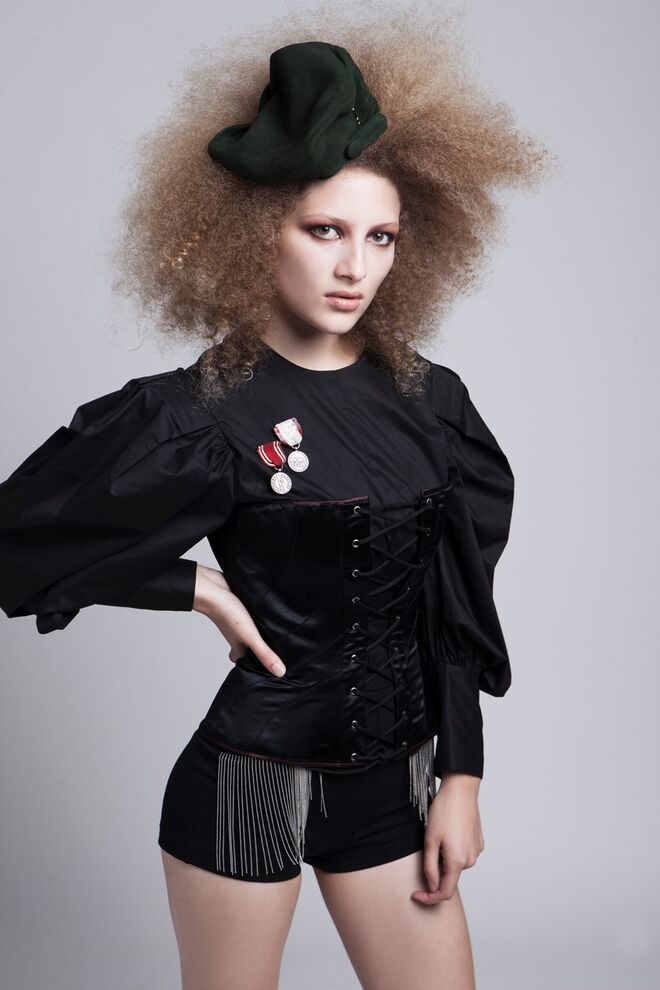 Make Art not War | Stylist: Alexandra Costa e Modelo: Thaylisi - Face Models | Corpete e boina, Du Chic à Vendre, camisola, Zara, calções, Bershka, medalhas de lapela da produção.