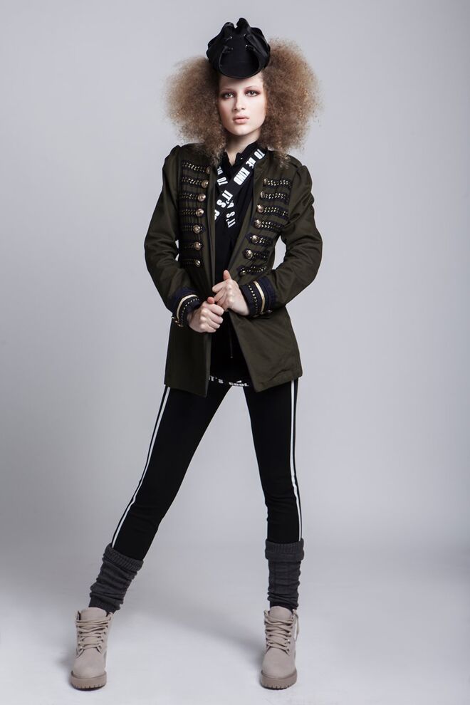 Make Art not War | Stylist: Alexandra Costa e Modelo: Thaylisi - Face Models | Casaco e leggings, Zara, top e chapéu, Du Chic à Vendre, cintos, perneiras e botas, tudo da Primark.