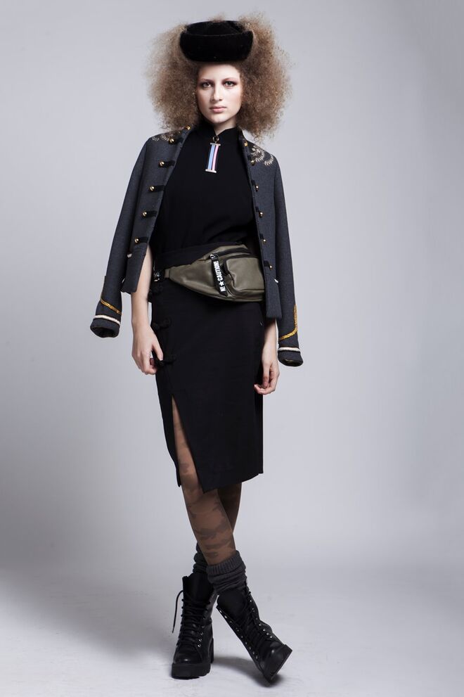 Make Art not War | Stylist: Alexandra Costa e Modelo: Thaylisi - Face Models | Casaco, saia e botas, tudo da Zara, top e chapéu, Du Chic à Vendre, bolsa e perneiras, Primark, brinco usado como medalha e collants, da produção. 