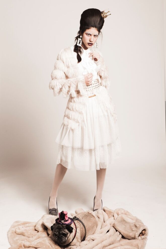 ... When Winter Became a Queen | Stylist: Andrea Soares e Modelo: Inês Bentes – Karacter Agency st | Casaco de franjas e camisa na DU CHIC À VENDRE; saia de tule e vestido de tule brilhante, H&M; collants, BALLET ETC; coroa DA PRODUÇÃO; brincos, H&M; cinto, ZARA; sapatos na DU CHIC À VENDRE.