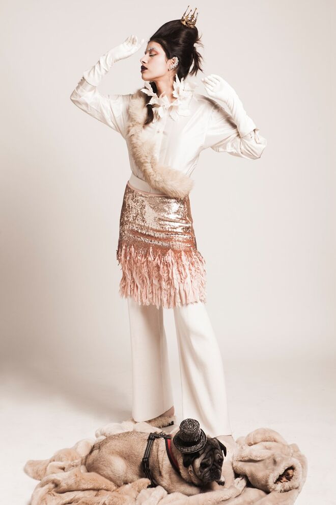 ... When Winter Became a Queen | Stylist: Andrea Soares e Modelo: Inês Bentes – Karacter Agency st | Camisa na DU CHIC À VENDRE; saia de lantejoulas, ZARA; calças de malha, ZARA; coroa DA PRODUÇÃO; brincos, H&M; estola e luvas na DU CHIC À VENDRE; mules de pêlo, H&M.