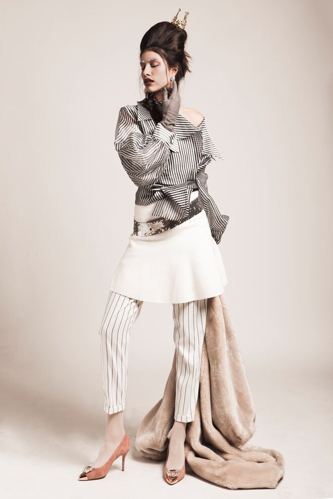 ... When Winter Became a Queen | Stylist: Andrea Soares e Modelo: Inês Bentes – Karacter Agency st | Camisa na DU CHIC À VENDRE; saia de malha, ZARA; calças, ZARA; collants, BALLET ETC; coroa DA PRODUÇÃO; brincos, H&M; luvas na DU CHIC À VENDRE; cinto, ZARA; sapatos, ZARA; aplique brilhante dos sapatos, ALDO.