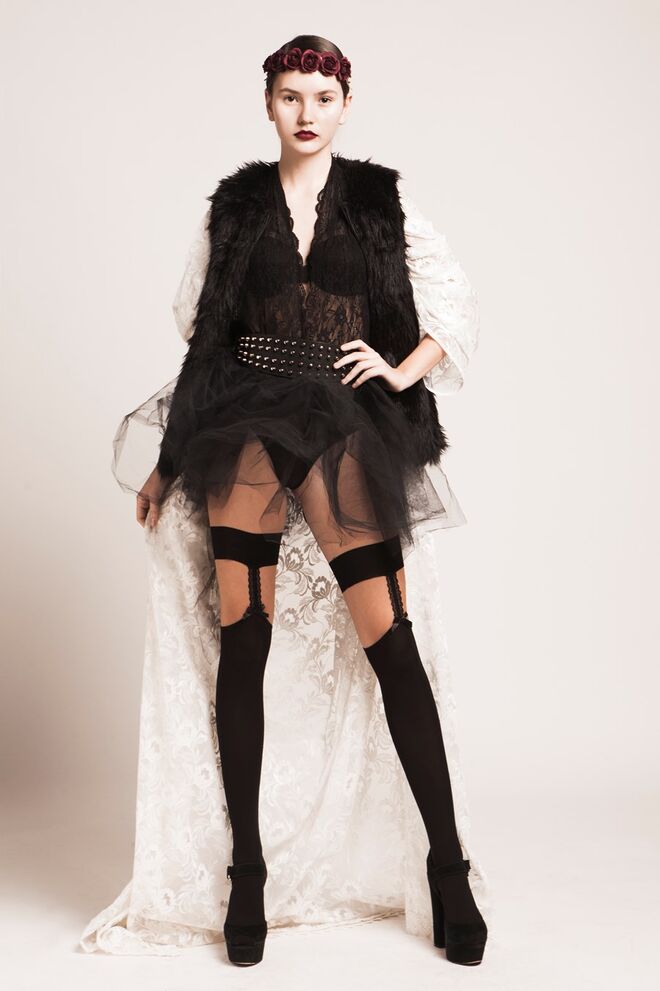 The inner darkness pleasure | Styling: Magali da Silva e Modelo: Yuliya Kalapuz – Karater Agency | Acessório – H&M; Body – Womens'Secret; Colete de Pelo- Pull & Bear; Saia de Tule – Andrea Soares; Meias – Produção; Sapatos – Steve Madden