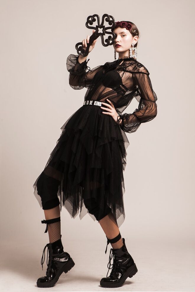 The inner darkness pleasure | Styling: Magali da Silva e Modelo: Yuliya Kalapuz – Karater Agency | Coroa, brincos e cruz – H&M/ Produção; Camisa de Renda – Zara; Cinto- produção; Saia de Tule – H&M; Meias- Calzedonia; Botas- Bershka 