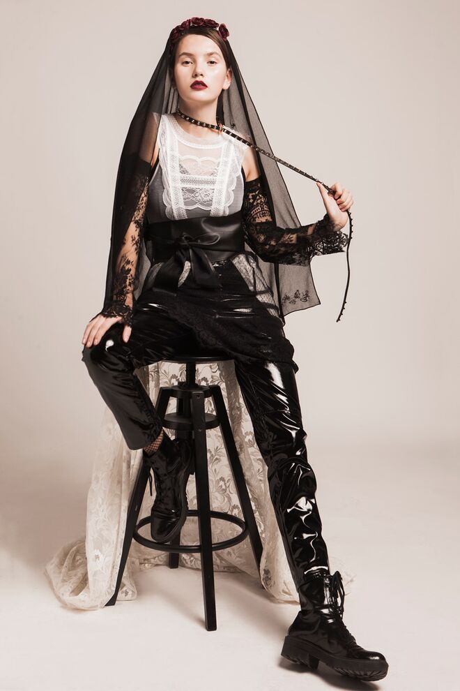 The inner darkness pleasure | Styling: Magali da Silva e Modelo: Yuliya Kalapuz – Karater Agency | Coroa, Lenço e cinto – H&M/ produção; Top de Renda – H&M; Mangas de Renda- Du chic à vendre; Calças Vinil -H&M; Meias- Calzedonia; Botas- Bershka 