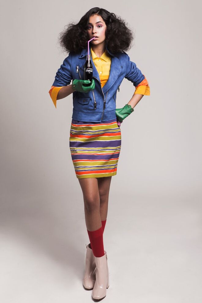 A Splash of Pop Art | Styling: Patrícia Dias Goulart e Modelo: Clara Moreira (L’Agence) | Casaco Mango, saia Christian Lacroix, camisa Moschino e luvas na Du Chic à Vendre, garrafa de Coca-Cola e botas da produção, anel Tiger, meias Calzedonia.