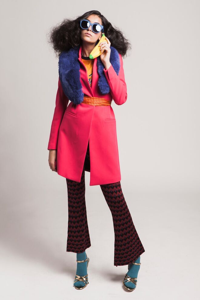 A Splash of Pop Art | Styling: Patrícia Dias Goulart e Modelo: Clara Moreira (L’Agence) | Casaco Mango, calças Zara, t – shirt da produção, óculos escuros Zara, banana Tiger, estola da produção, cinto (lenço) Zara, sandálias Zara, meias da produção.