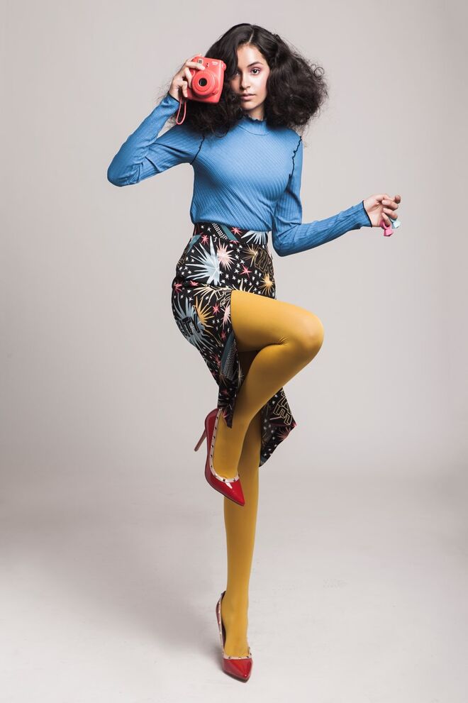A Splash of Pop Art | Styling: Patrícia Dias Goulart e Modelo: Clara Moreira (L’Agence) | Camisola Zara, saia Bimba Y Lola, máquina fotográfica da produção, anéis Tiger, sapatos da produção, collants Calzedonia.