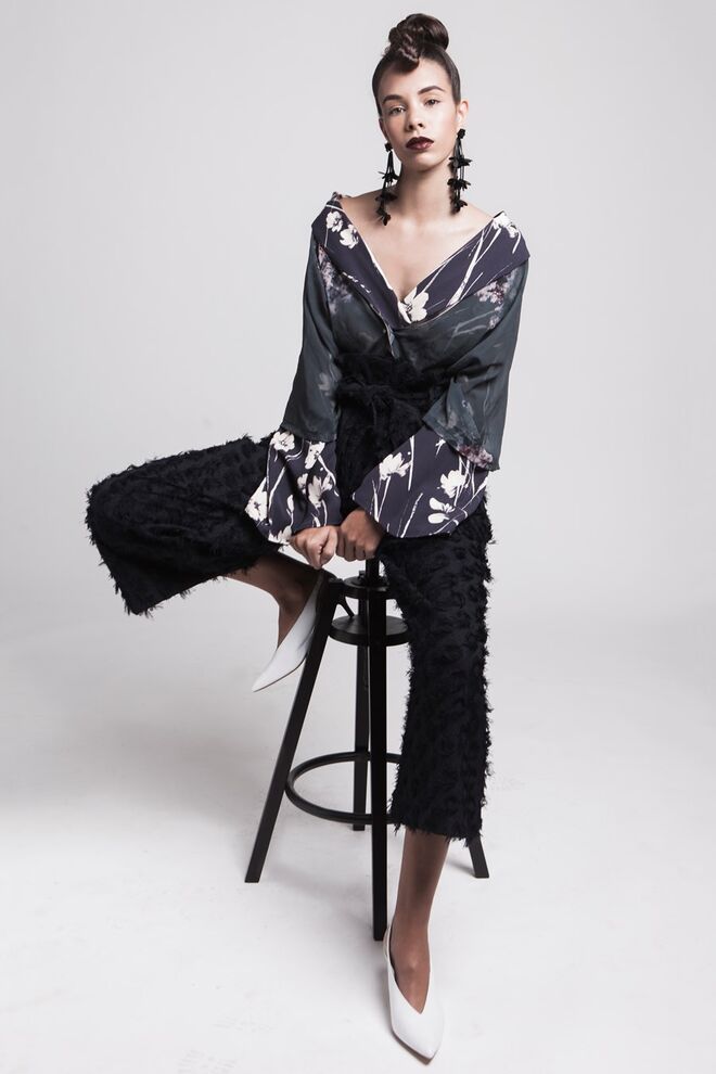 Oriental | Stylist: Sandrina Rebelo e Modelo: Ana Catarina (Karacter Agency) | Quimono da produção, camiseiro Zara, calças e brincos H&M, sapatos Mango.