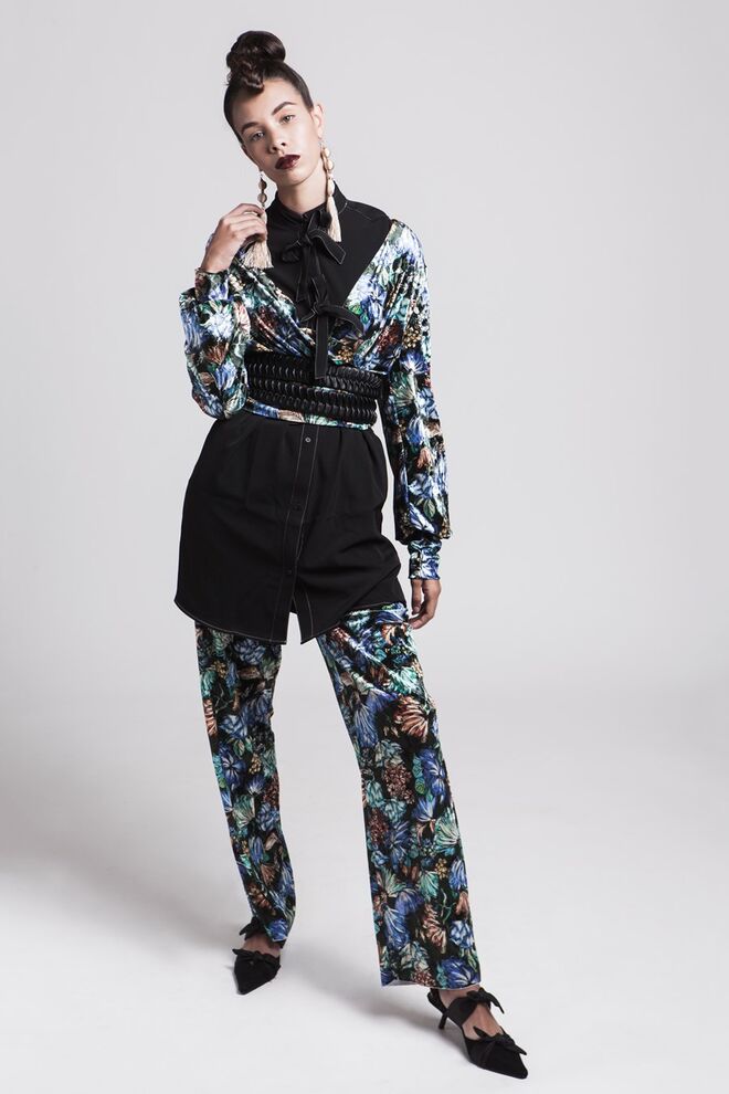 Oriental | Stylist: Sandrina Rebelo e Modelo: Ana Catarina (Karacter Agency) | Blusa, calças e sapatos Zara, vestido camiseiro Mango, brincos Parfois, alças de malas (cintos) H&M.