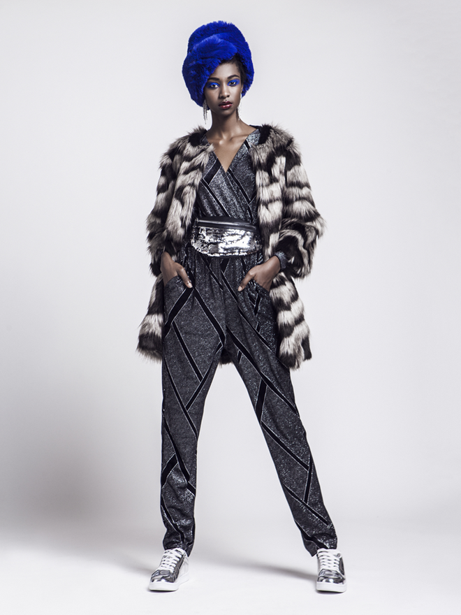 Night Fabulous | Stylist: Beatriz Patrício e Modelo Layla (Face Models) | Casaco de pelo da produção; Jumpsuit em lantejoulas, Zara; Bolsa de cintura e estola, Primark; Ténis, Bershka