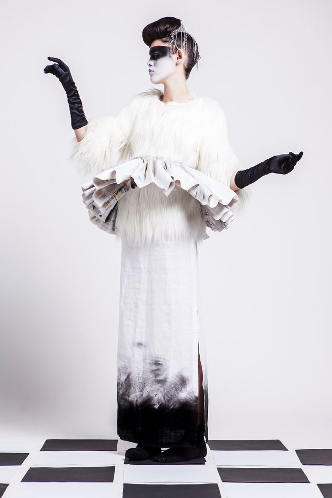 Xeque-Mate | Styling: Joana Vieira e Modelo: Carolina Meleiro (Face Models) | Casaco em pelo, saia de papel, vestido em algodão, tudo da produção; Colar, Produção; Luvas de cetim, Claire’s.