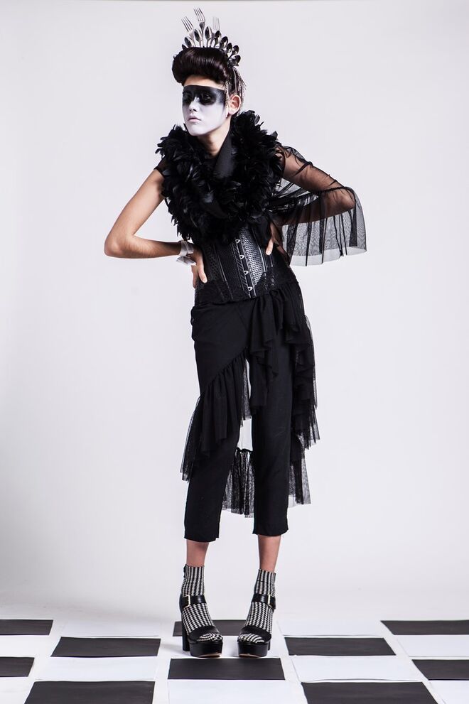 Xeque-Mate | Styling: Joana Vieira e Modelo: Carolina Meleiro (Face Models) | Saia de penas, vestido tule, calças cigarette, sapatos, tudo da produção; Papillon de cetim, Clare’s; Corpet, Du Chic a Vendre; Meias, Calzedonia.