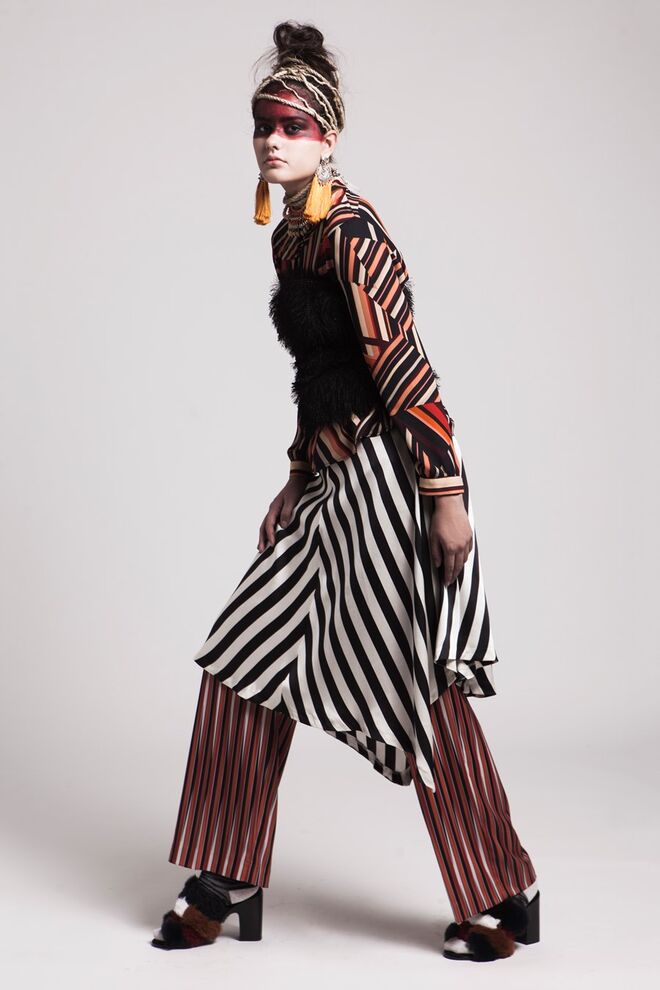 Urban Nomad | Styling: Marilyn T Cabrito e Modelo: Sandra Fernandes (Face Models) | Blusa, Zara; Saia a fazer de top, Lefties; Saia, Stradivarius; Calças e sapatos, Mango. Acessórios e meias da produção.