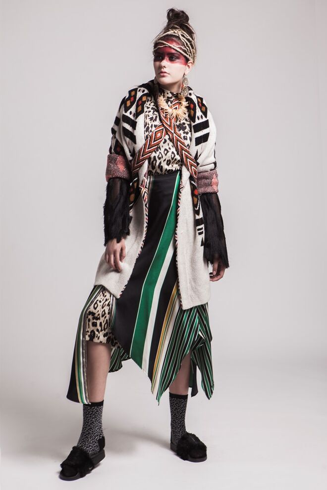 Urban Nomad | Styling: Marilyn T Cabrito e Modelo: Sandra Fernandes (Face Models) | Casaco, blusa e vestido, Zara; Saia, Stradivarius; Meias e chinelos, Primark. Acessórios da produção.