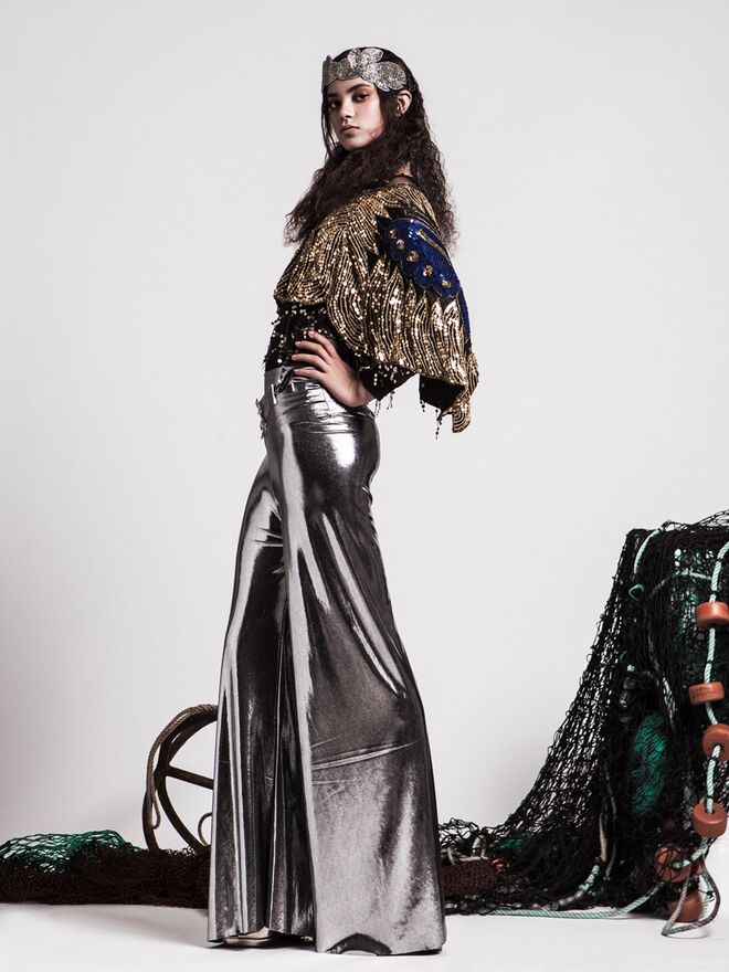 Junto à barra | Stylist: Rita Paupério da Silva e Modelo: Carolina Graça (Face Models) | Poncho em seda e lantejoulas e calças, da produção. Body preto com lantejoulas, Top Queens; Colar usado como cinto, Uterqüe; Acessório de cabelo e sandálias, da produção.