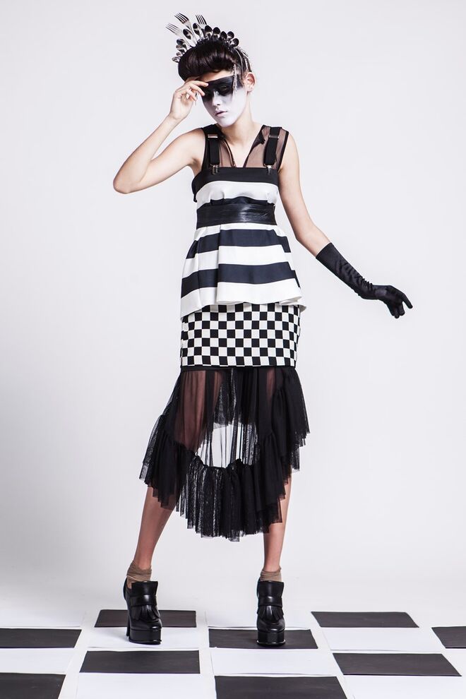Xeque-Mate | Styling: Joana Vieira e Modelo: Carolina Meleiro (Face Models) | Saia de riscas, vestido de quadrados, vestido tule, tudo da produção. Sapatos, ZARA; Suspensórios e luva de cetim, Claire’s.