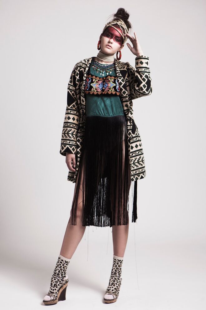 Urban Nomad | Styling: Marilyn T Cabrito e Modelo: Sandra Fernandes (Face Models) | Casaco, crop top, blusa com franjas, Zara; Meias, Primark; Acessórios e sapatos da produção.