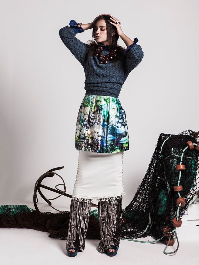 Junto à barra | Stylist: Rita Paupério da Silva e Modelo: Carolina Graça (Face Models) | Casaco azul usado como camisola, vestido estampado, vestido branco e calças de veludo, da produção; Camisola de gola alta e colar, Uterqüe; Pulseira, anéis e sandálias, da produção.