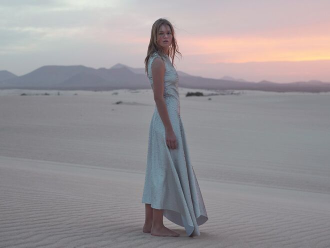 Amber Valletta, Anna Ewers e Noah Mills. Mango para primavera/verão 2018