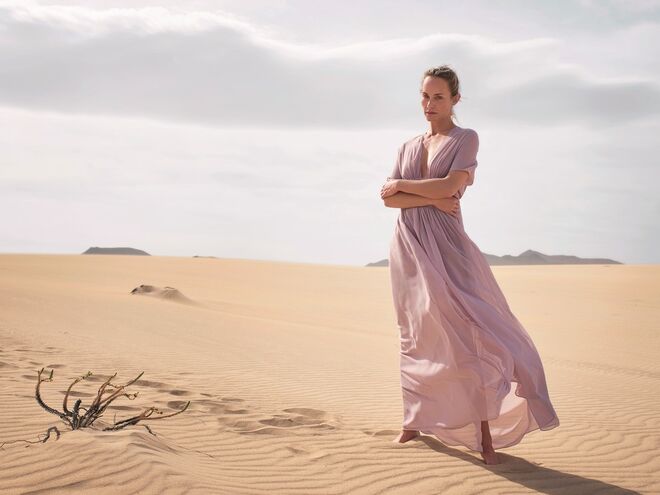Amber Valletta, Anna Ewers e Noah Mills. Mango para primavera/verão 2018
