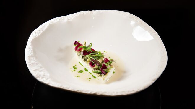 Dourada rosa, espargos brancos, salicórnia, molho marinière e alho selvagem.