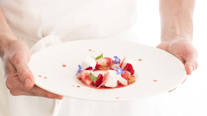 Dacquoise de coco e lima, confit de framboesas, líchias aciduladas, sorbet de framboesas e sudachi.