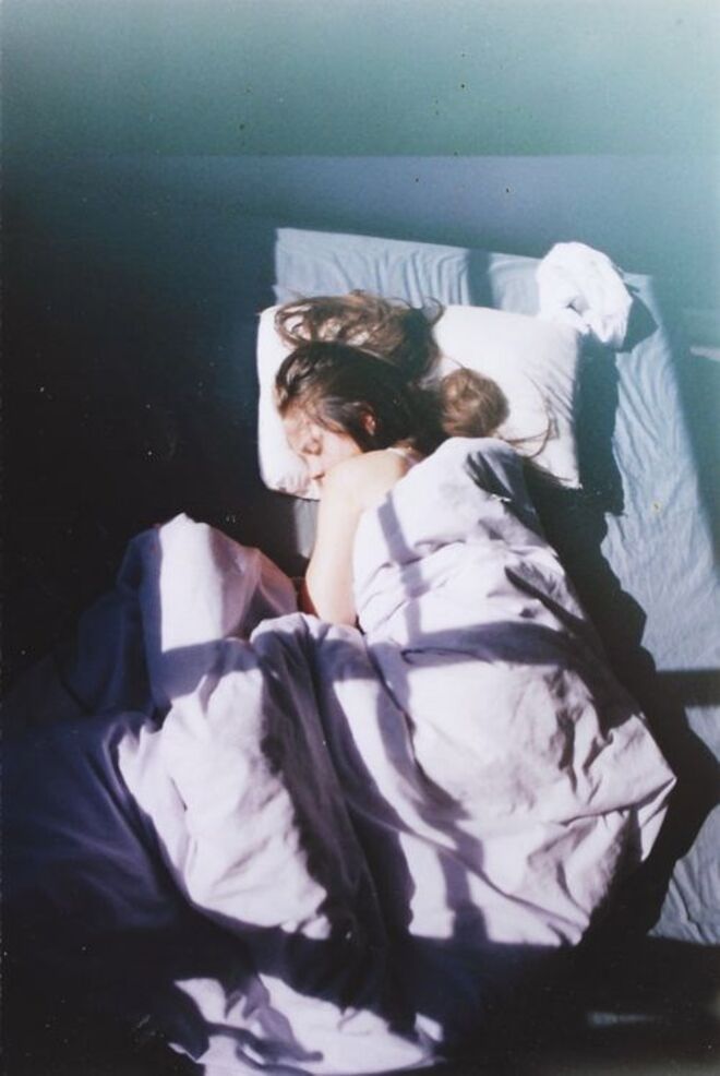 Descanse, é essencial | Segundo especialistas, se quer manter um índice de massa corporal saudável, dormir deve ser uma das suas prioridades. Segundo a Dr.ª Shemek, “a falta de dormir tem efeitos hormonais que criam aumento de peso e alteram o apetite para que prefira comida com calorias altas. Além disso, não terá energia para fazer exercício”. 
