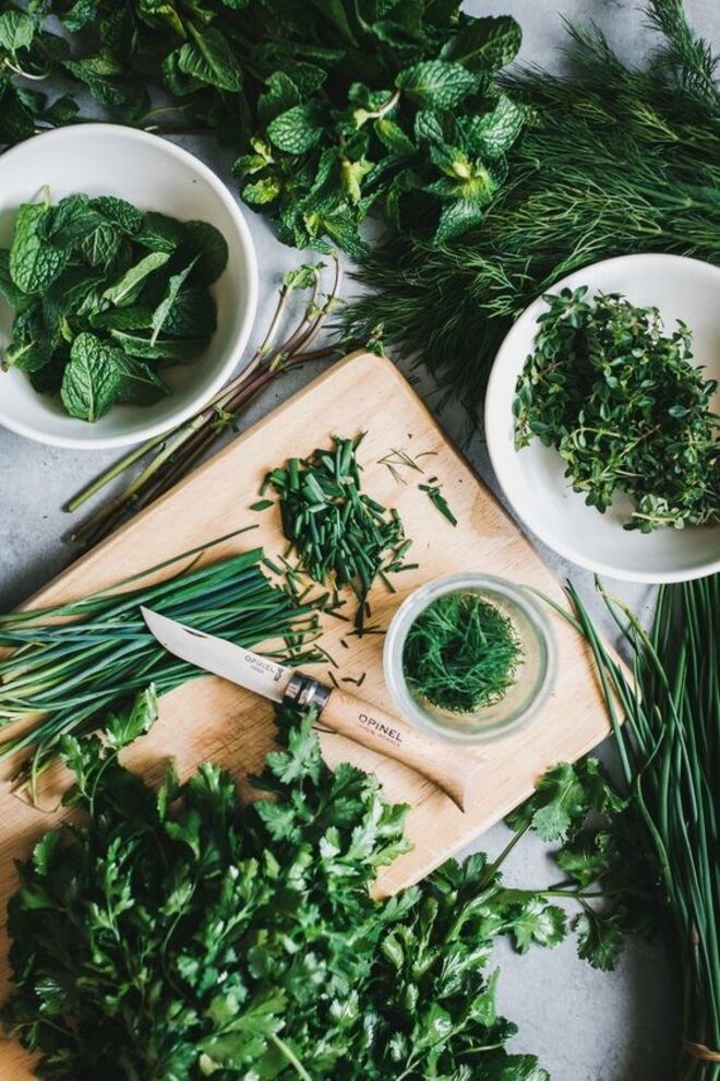 Faça experiências na cozinha | A comida saudável não tem de ser aborrecida, basta que adicione ervas e especiarias. Um estudo da Universidade do Colorado e Denver afirma que estas amplificam o sabor dos pratos e substituem a gordura, sendo na mesma satisfatórias. 
