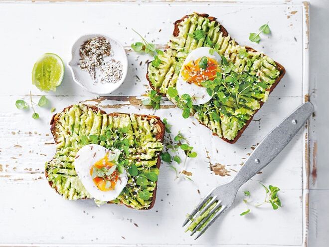 Não conte calorias | O corpo não assimila da mesma forma 1000 calorias de comida de plástico ou 1000 calorias de comida saudável, apesar do número de calorias ser o mesmo. A dietista sugere que se foque em comida com ênfase na proteína, vegetais e uma fonte de gordura saudável. 
