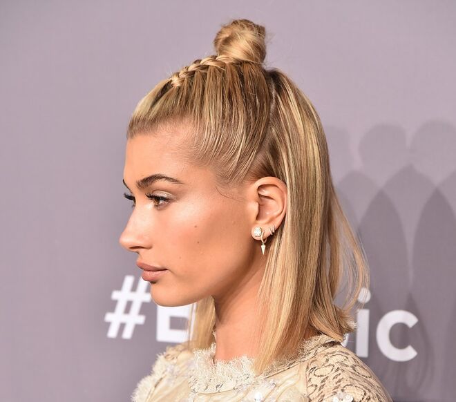 Hailey Baldwin: o hairstylist Owen Gould foi o responsável pelo penteado. A maquilhagem de Robert Sesnek fez sobressair o tom iluminado da pele.
