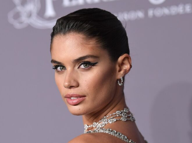 Sara Sampaio: olho delineado com eyeliner, maquilhagem de Luca Cianciolo e cabelo em apanhado ao alto por Danielle Priano para destacar as costas do vestido Giorgio Armani.