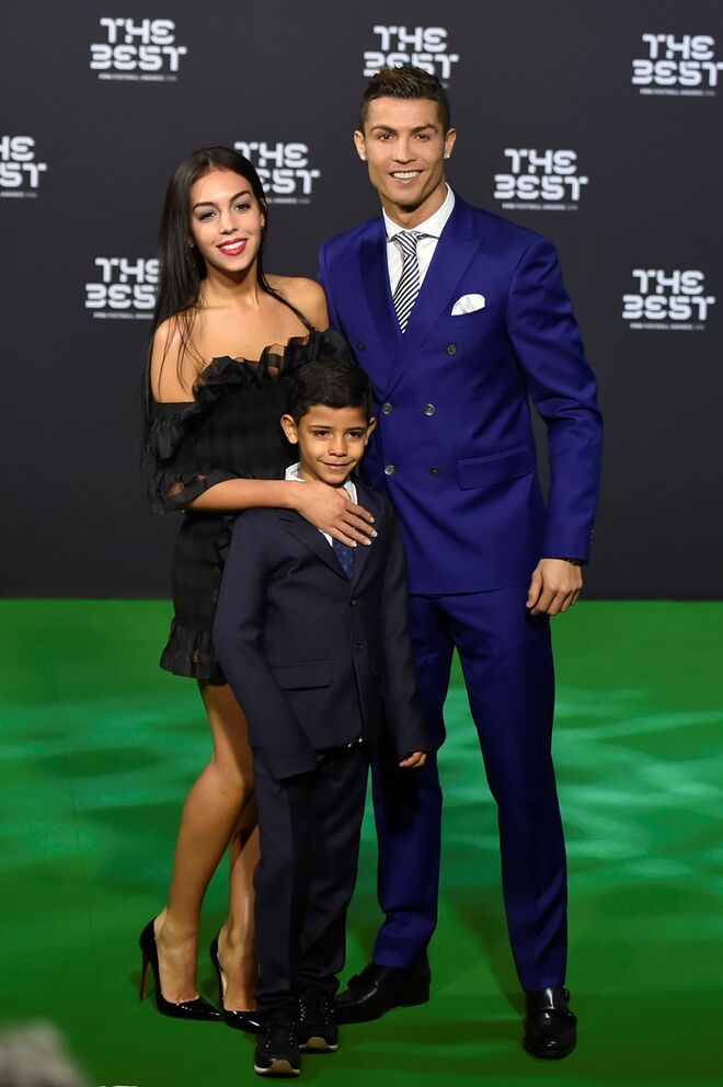 Georgina Rodriguez | Foi uma das grávidas mais comentadas em 2017. Os rumores surgiram em maio, devido às fotos em que Georgina aparentava ter barriga de gravidez. A notícia só foi confirmada no final de julho, por Cristiano Ronaldo, em entrevista ao El Mundo. A bebé, Alana Martina, nasceu a 12 de novembro de 2017. 
