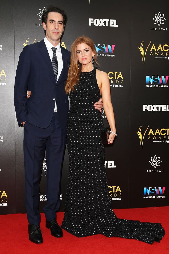 Isla Fisher | Isla Fisher e Sacha Baron Cohen também gostam de manter os seus filhos longe dos olhares dos paparazzi. O público soube da sua terceira gravidez quando saiu o filme Now You See Me 2, apesar de nunca o ter anunciado. Só se soube que o bebé já tinha nascido porque, em abril de 2015, a atriz compareceu a uma festa, já sem a barriga de grávida. 
