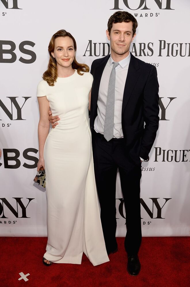 Leighton Meester | Leighton Meester e Adam Brody são um casal discreto, que sempre tentou manter a sua privacidade. Quando casaram, tentaram manter a cerimónia longe da imprensa. Em maio de 2015, a atriz apareceu com uma barriga de grávida, mas nada foi confirmado pelo casal. Sobre a filha, Arlo Day Brody, foi revelado o certificado de nascimento pelo TMZ e existem algumas fotos tiradas por paparazzi. 
