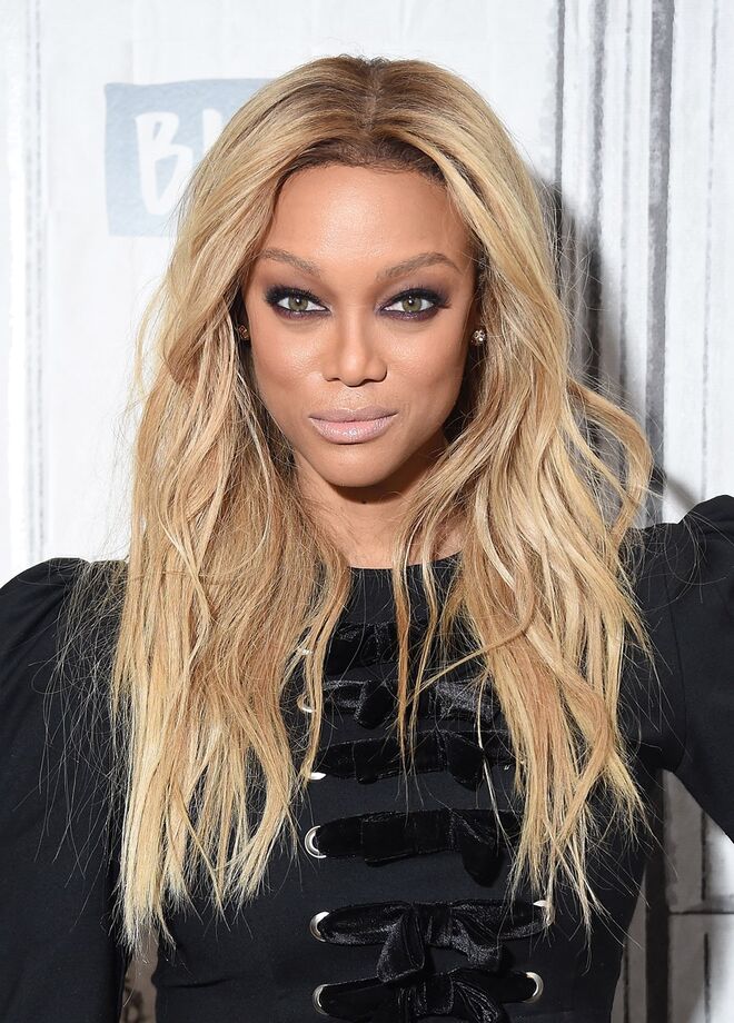 Tyra Banks | Tyra Banks também surpreendeu o mundo quando anunciou que tinha tido o primeiro filho, no início de 2017, através de uma barriga de aluguer. Aparentemente, nem os amigos mais próximos souberam até que o bebé nasceu. O anúncio foi feito pela própria, a 26 de janeiro de 2017, através do Instagram, onde se lê: “O melhor presente, pelo qual trabalhámos e rezámos tanto, está finalmente aqui. Tem os meus dedos e grandes olhos e a boca e o queixo do papá Erik. Enquanto agradecemos ao anjo de mulher que carregou o nosso bebé milagre para nós, rezamos por todos os que lutam para alcançar este feliz marco. York Banks Asla, bem-vindo ao mundo.”  
