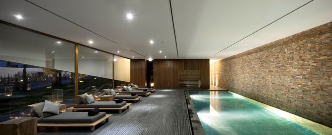 L´AND Vineyards Spa: a massagem Duo Divino é a mais romântica de todas as que o hotel vinícola sugere. Na mesma sala, as massagens remodelantes e relaxantes (50 minutos) são realizadas em simultâneo por vinoterapeutas e à luz de vela por €188 o casal. O L'And Spa Vinothérapie by Caudalie fica na Estrada Nacional 4, Apartado 122, Montemor-o-Novo.