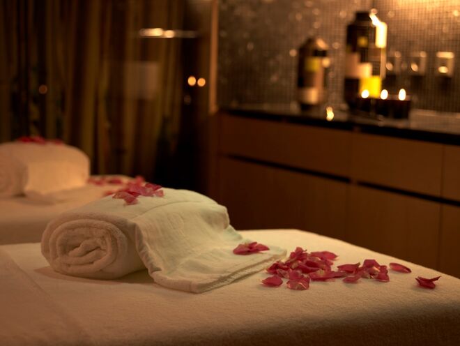 Lúcia Piloto Spa: o programa a dois chama-se Lovers Day. São duas horas de sossego, a começar por um detox na sauna. De seguida, uma massagem de corpo inteiro, a Lux Massage, realizada com velas quentes que derretem delicadamente sob o corpo. O ritual termina com um banho de hidromassagem na suite de casal, acompanhado de uma flute de champanhe e chocolate. O valor é €210 por casal. O SPA Lúcia Piloto situa-se no VIP Grand Lisboa Hotel & Spa, na Avenida 5 de Outubro, 197, Lisboa.