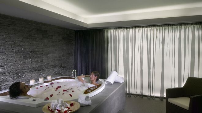 Porto Palácio Wellness & Beauty Lab: destaca-se pelos elevados padrões de qualidade e de serviço da unidade cinco estrelas no Porto. Para o São Valentim há uma promoção válida durante todo o mês de fevereiro: o pacote Venus inclui massagem Tranquility com ritual de pés (55 minutos) e Acqua Sensations (60 minutos) por €140 o casal. O Porto Palácio Congress Hotel & SPA fica na Avenida da Boavista, 1269, Porto.