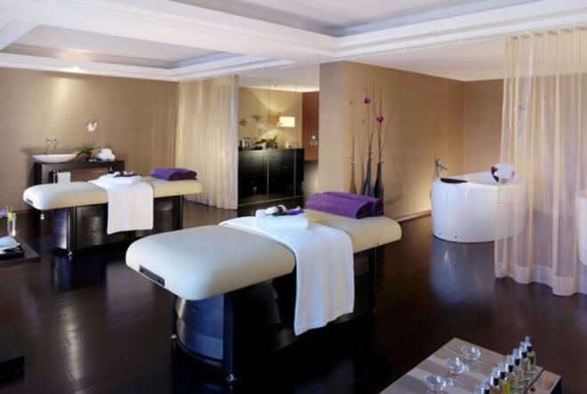 Spirito Spa: o pacote Perfect Connection inclui massagem de relaxamento numa suite de tratamento dupla, day spa com acesso ao jacuzzi, hamman, sauna e piscina exterior aquecida, taça de espumante e morangos – e ainda a oferta de uma entrada dupla para um day spa (a utilizar até 30 de maio de 2018). Há a opção de €130 (25 minutos) ou €210 (50 minutos) por casal. Já o pacote Perfect Chemistry inclui uma massagem de relaxamento (25 minutos) em suite de tratamento dupla, banho de imersão, day spa com acesso a jacuzzi, hamman, sauna e piscina exterior aquecida, flute de espumante e morangos e oferta de uma entrada dupla para day spa (a utilizar até 30 de maio de 2018) a €160 por casal. O Spirito Spa no Sheraton Lisboa Hotel & Spa fica na rua Latino Coelho, 1, Lisboa.